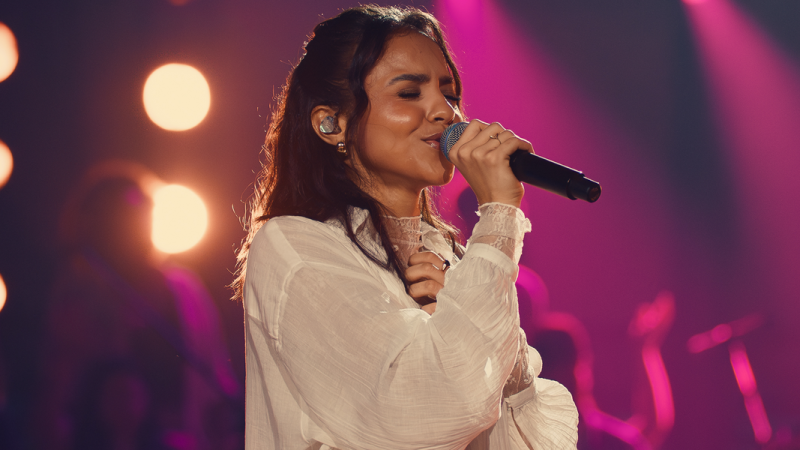 Julia Vitória apresenta o álbum “Ao Vivo na Ópera de Arame” em edição especial