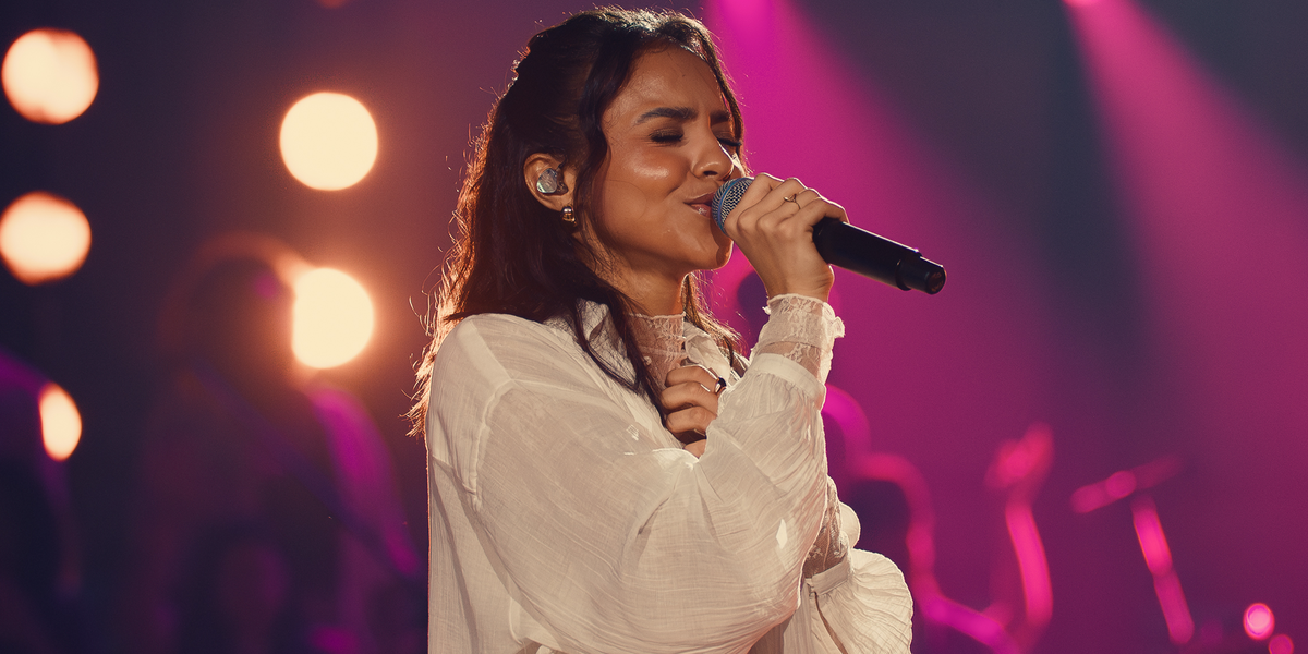 Julia Vitória apresenta o álbum “Ao Vivo na Ópera de Arame” em edição especial